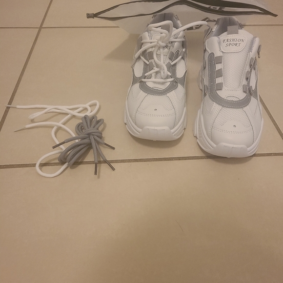 Sneakers - Picture 3 of 7